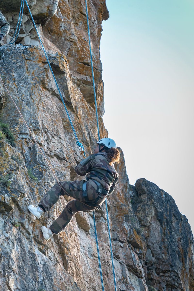 Cdc_13eDBLE's tweet image. 🔴🟢 #13DBLE X @CDC_2eREI 

« Vis ma vie » de légionnaire

Immersion sans concession des épouses de cadres et de légionnaires de la 13ᵉ DBLE et du 2ᵉ REI dans les conditions de travail de leur mari : tir airsoft, descente en rappel, ration de combat, réveil musculaire, veillée