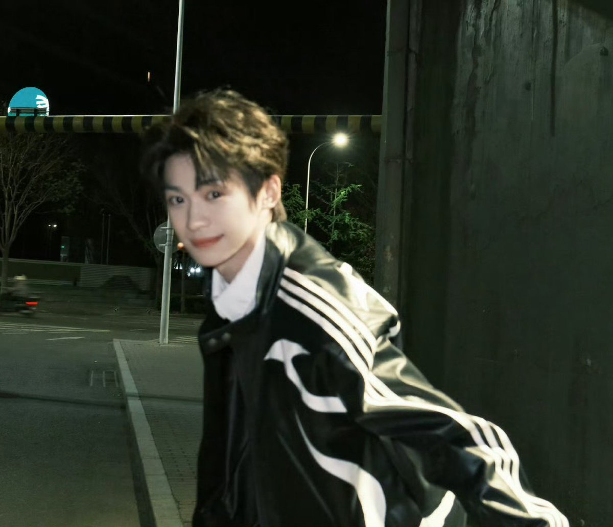 ZiYuChile_'s tweet photo. Actualización del STUDIO ZIYU en la plataforma de Weibo con un estilo unico que nos cautiva!! 🥰

"El tema de hoy es el chico genial😎"

🖇: https://t.co/JqheWcAui7

#ZiYu #梓渝 https://t.co/jLLrCF6LQK