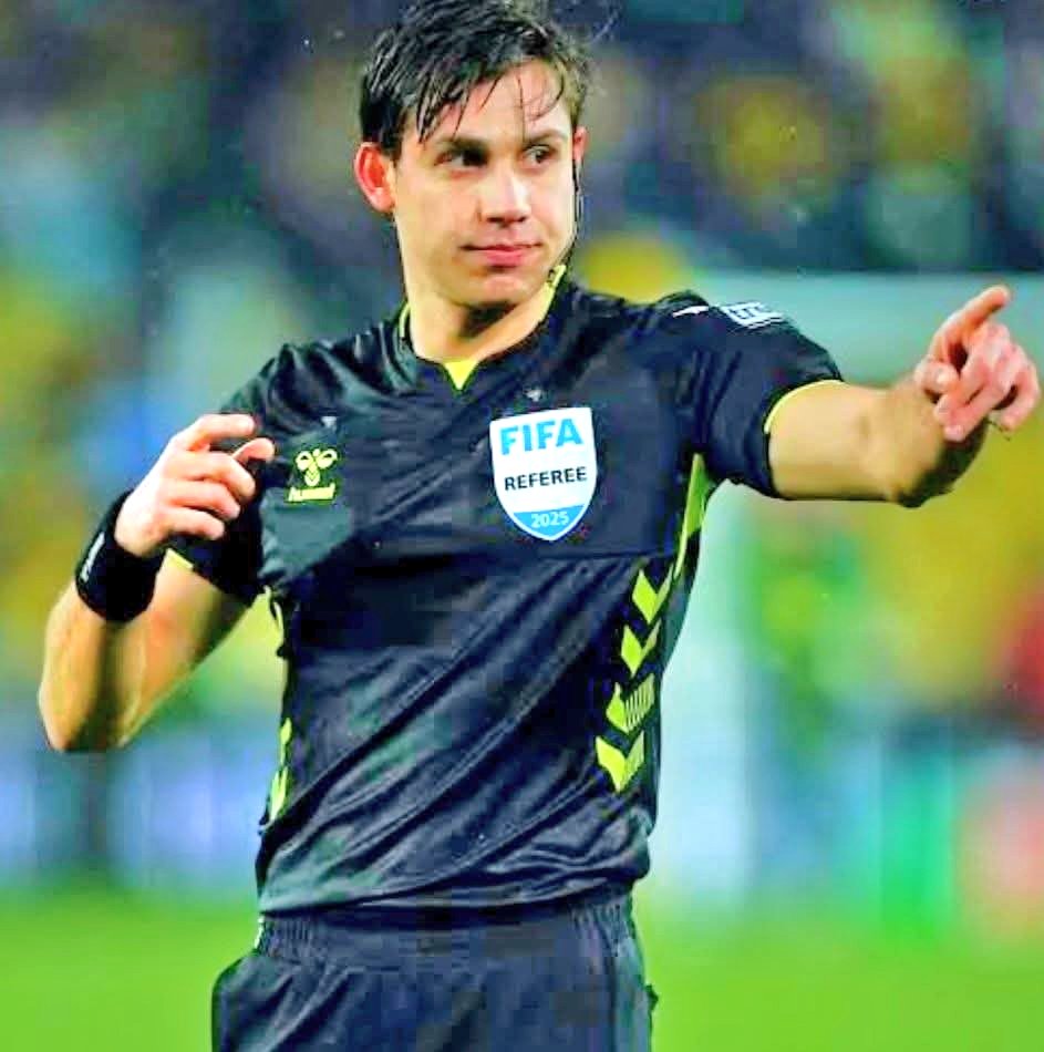 hasanal10's tweet image. İstanbul Hakemi #MehmetTürkmen #FB'li mi yoksa #GS'li misin bilmiyorum.
İlk yarı 1  Dk uzatma vermedin.
45. dakikada #TS'li oyuncu arkadan çekildi. Kart, serbest vuruş vermedin.
Pasını verdi.
45.15'de TS'li oyuncu şut çekerken maçı bitirdin.
Art niyetini hazmedemiyorum.
@TFF_Org