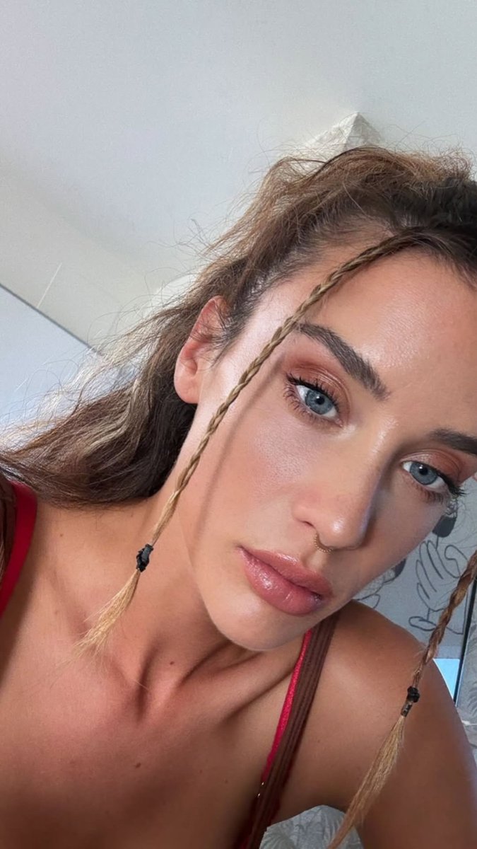 María Pedraza  tweet media