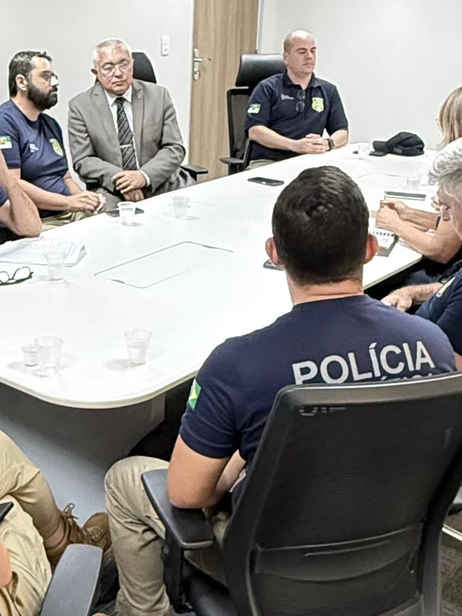 A SESED realizou, nesta terça-feira, uma importante reunião institucional para avançar na construção do plano de promoções por antiguidade e merecimento no âmbito da segurança pública estadual. Leia mais: instagram.com/p/DXHiAq5lrYR/…