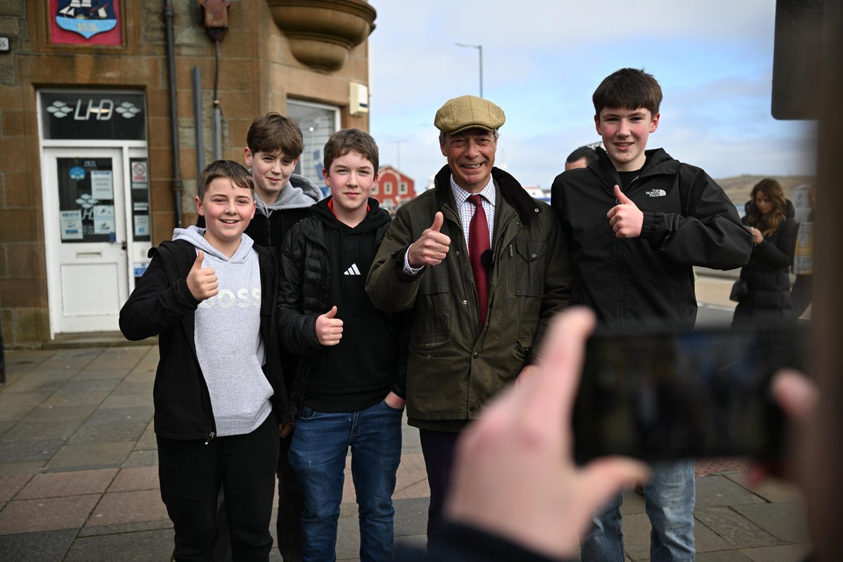 Great to see Britain's youth backing ➡️Reform 😎
Farage is loved where ever he goes lol👍
Vote ➡️Reform for a bright future 🇬🇧
#JoinReformUKtoday