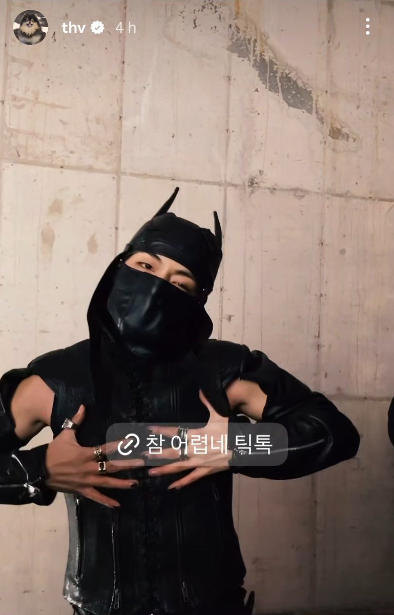 Yo me estoy fijando en los outfits de Tae, para tratar de elegir algo parecido, ya no sé si será mejor ir como batman, wn, y pegarme luces led como lo hicieron unas en un concierto anterior, demás me ven de galeria(?) 😫❤️‍🩹