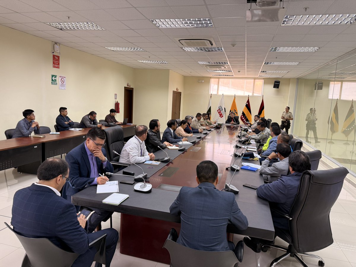 HIAyoraLoja's tweet photo. #Loja | Con el objetivo de coordinar de manera interinstitucional y fortalecer las acciones en seguridad, atención de pacientes y servicios, @BenjaminCe16810, gerente del @HIAyoraLoja, participa en la Mesa de Seguridad Provincial convocada por @GoberLoja. https://t.co/VfhDNksEj4