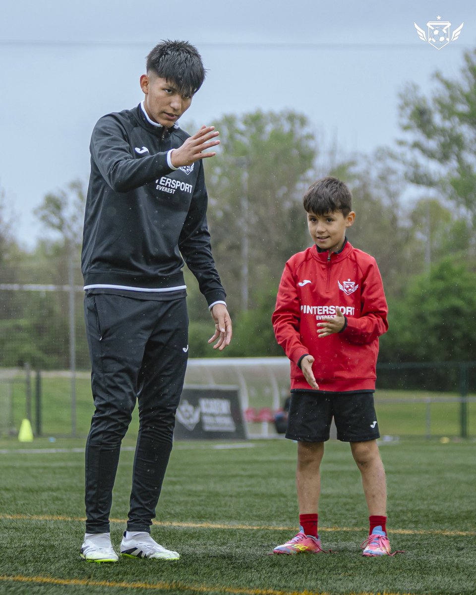 AcademyTF_'s tweet photo. 𝗛𝗜𝗚𝗛 𝗣𝗘𝗥𝗙𝗢𝗥𝗠𝗔𝗡𝗖𝗘 𝗠𝗢𝗗𝗘 🔥⚽️

Seguim treballant per continuar millorant setmana rere setmana amb els 𝗲𝗻𝘁𝗿𝗲𝗻𝗮𝗺𝗲𝗻𝘁𝘀 𝗶𝗻𝗱𝗶𝘃𝗶𝗱𝘂𝗮𝗹𝘀.

👀 Atents… en breu anunciem el 𝗖𝗮𝗺𝗽𝘂𝘀 𝗱’𝗘𝘀𝘁𝗶𝘂 i algunes novetats molt top! 🚀🔥

#HaveFunDreamBig https://t.co/swPRznSJSb
