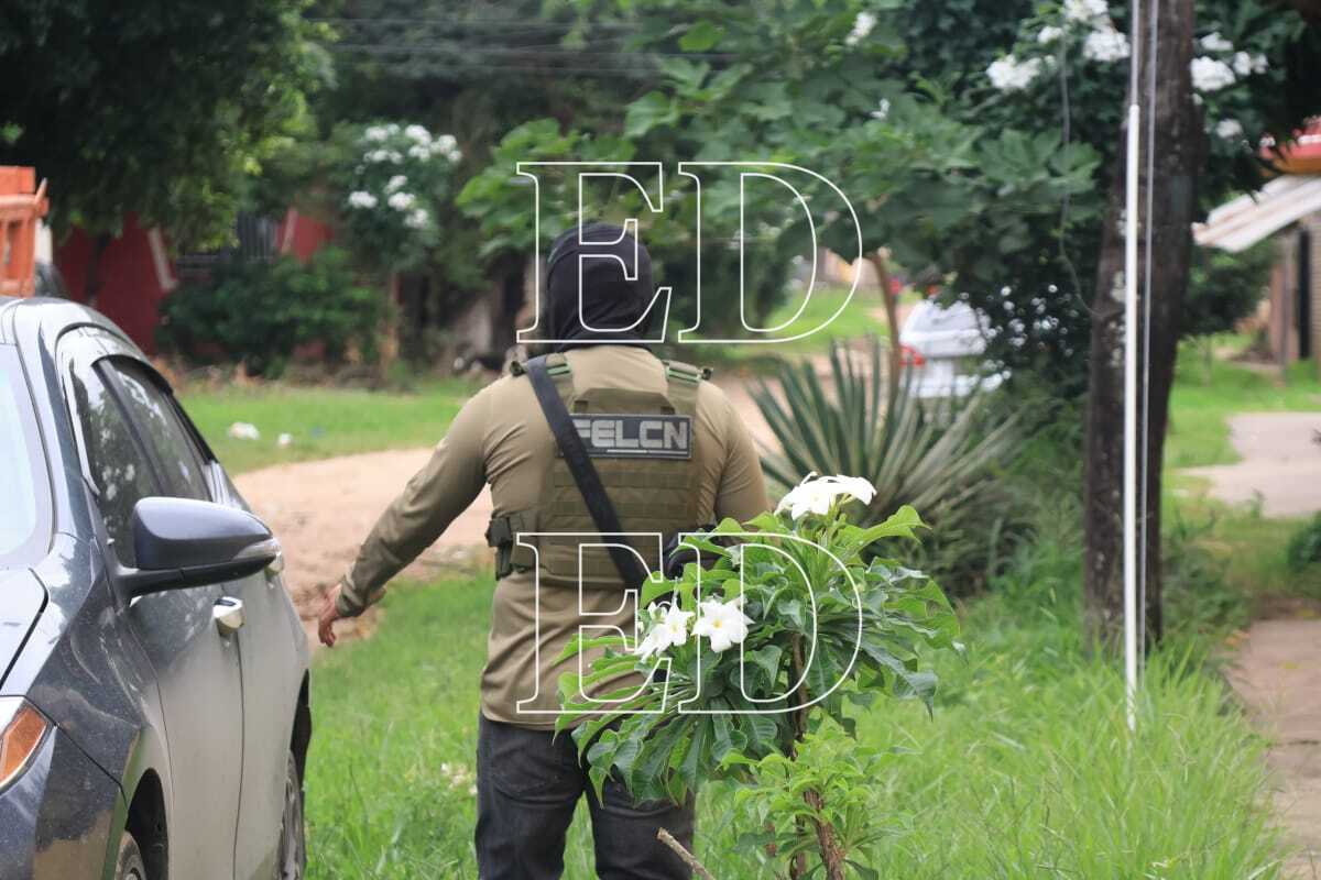 grupoeldeber's tweet image. Efectivos de la FELCN realizaron un operativo este martes 14 de abril en el barrio 3 Lagunas, en Santa Cruz de la Sierra.
📌Manténgase informado en eldeber.com.bo

#ElDeber #Información #Operativo #Policía #SantaCruz #Bolivia
📸 Juan Carlos Torrejón