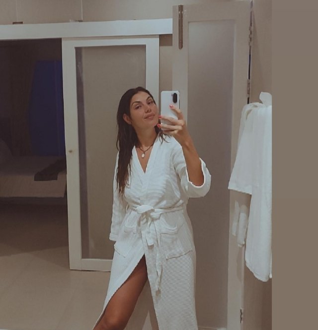 dacicus22's tweet image. #Timeout
 Stanca di parlare di criminali , coloni ,aggressioni vari! 
Sto provando di capire che filtro ho usato in questa foto perché il mio viso è diverso . Ma credo siano le ciglia finte che avevo messo per la vacanza ( mai più! scomodissime 🤦🏼). 
Buona serata ! 🌸