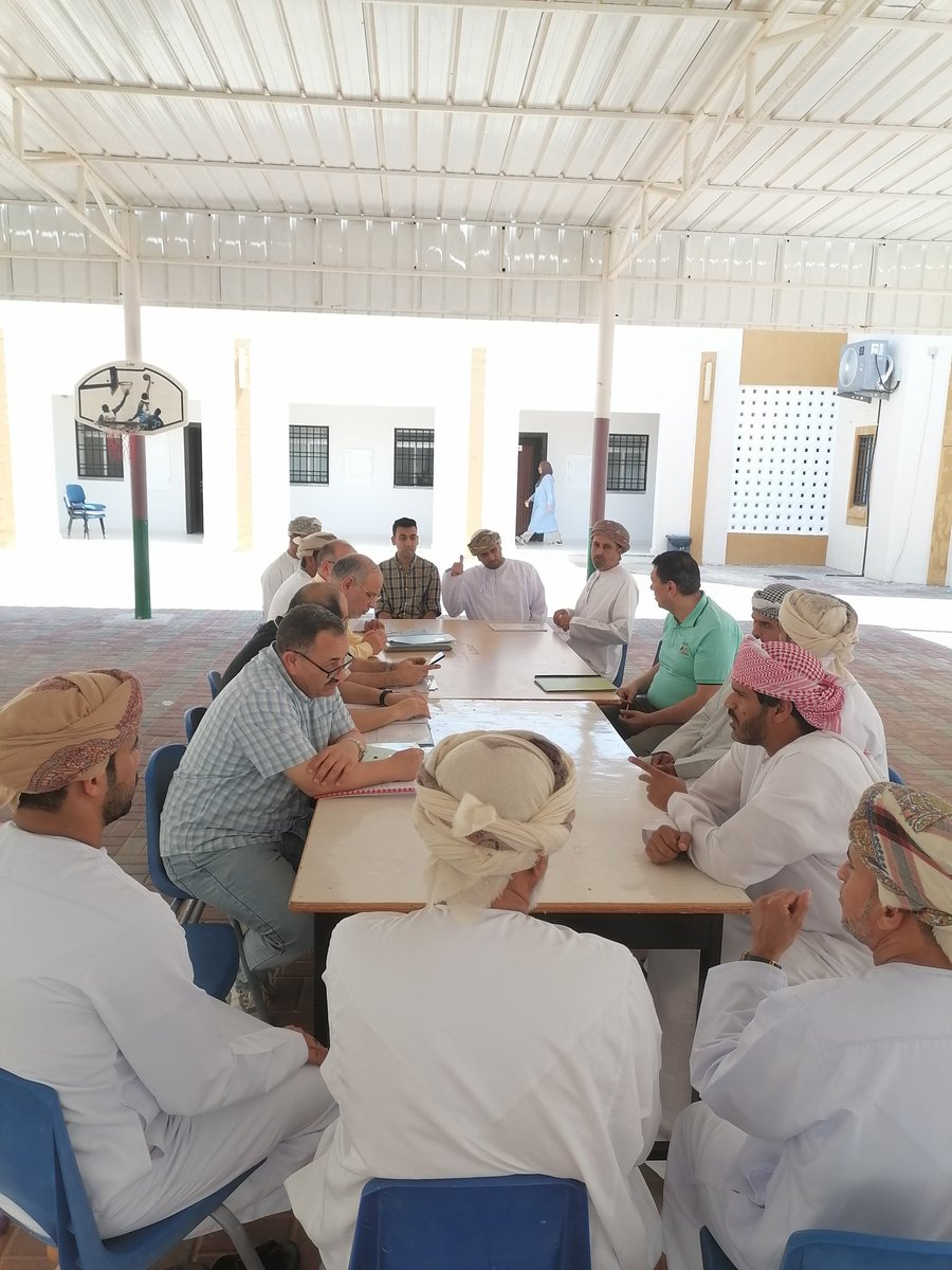 Qarn4411's tweet photo. جانب من ملتقى أولياء الأمور بمدرسة قرن العلم بالهيئة التدريسية والسؤال حول مستوى أبنائهم التحصيلي. كما ناشد  المعلمون الآباء والأمهات على متابعتهم الجادة لأبنائهم وأن يبذلوا الجهود في الرقي والتقدم بمستوياتهم الدراسية.
#تعلم_مستدام
@DeduAc2021 https://t.co/1nzMX3ZJfG
