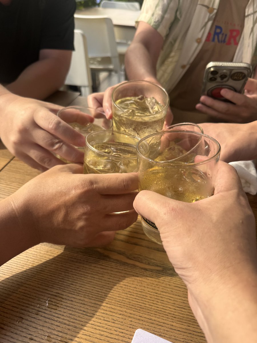 GaRuRusoi20's tweet photo. ソンクランー２日目！

ガルルも店先、テラスでスタッフがはしゃいでます！

水掛けでのご利用もよし！

店内で静かに外を見守るのもよし！

です！お待ちしております。 https://t.co/gdt9xL6URm