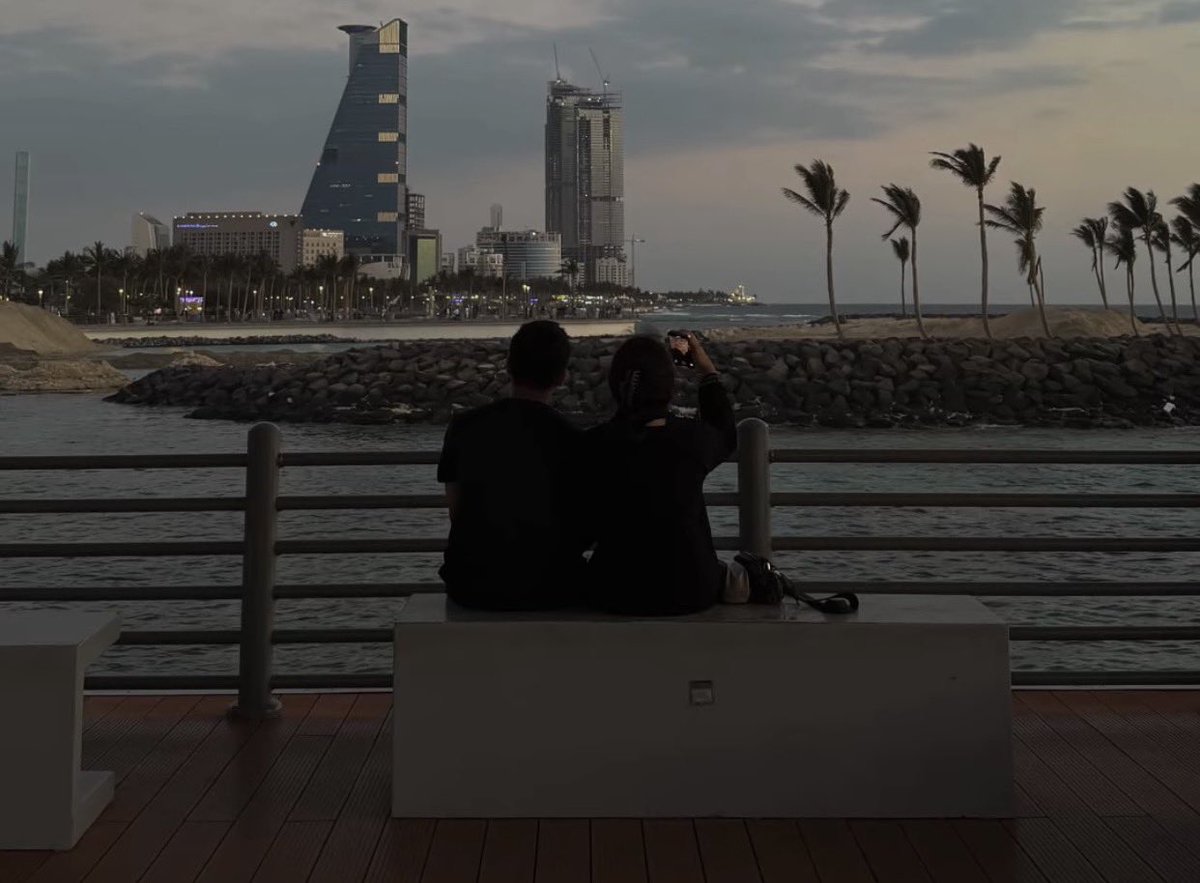 العَوم tweet media