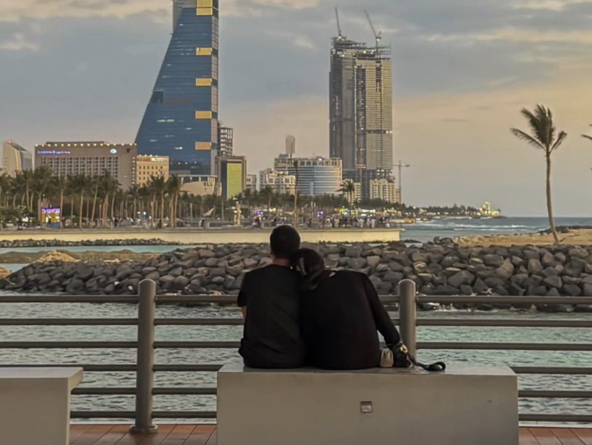 العَوم tweet media