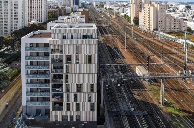 nicogallardo97's tweet photo. O mejor: denle a Trenes Argentinos la propiedad sobre los terrenos ferroviarios para que hagan negocios inmobiliarios (por ejemplo haciendo vivienda o explotando comercios al rededor de las estaciones) y con eso financien la operación ferroviaria https://t.co/owvlOP24zX