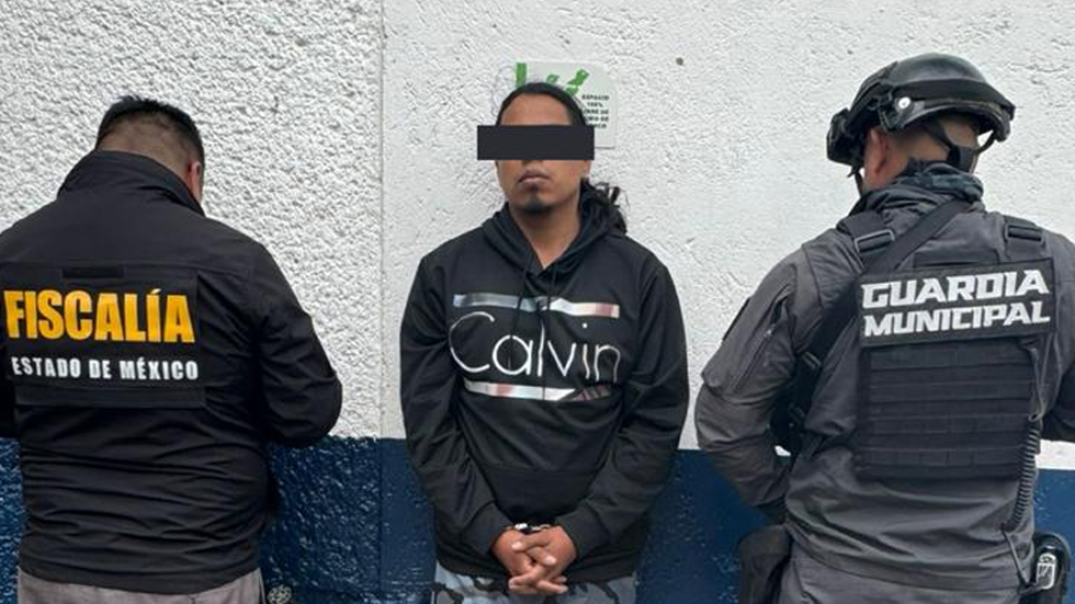 SoyNaucalpan's tweet image. 🐾 La Guardia Municipal de #Naucalpan detuvo a un presunto responsable de maltrato animal luego de que un video en el que se aprecia a un hombre de la colonia La Raquelito, agrediendo físicamente a un perro encadenado se viralizó en redes sociales; tres animales fueron rescatados