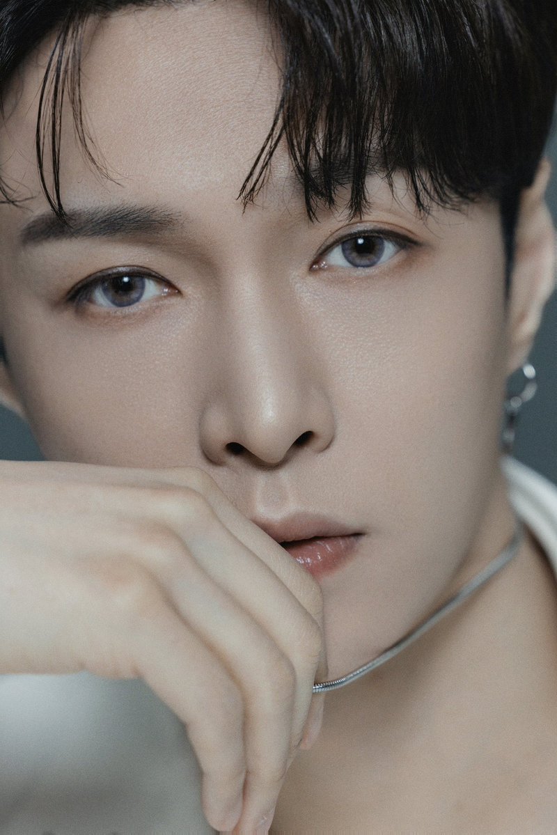 chartdatacore's tweet image. EXO’s #LAY (@layzhang) make history as the soloist concert with The Longest retractable LED scroll used in a solo concert is 110 m (360 ft 10 in) at Bird’s Nest Stadium in Beijing achieved by Guinness World Record (@GWR)