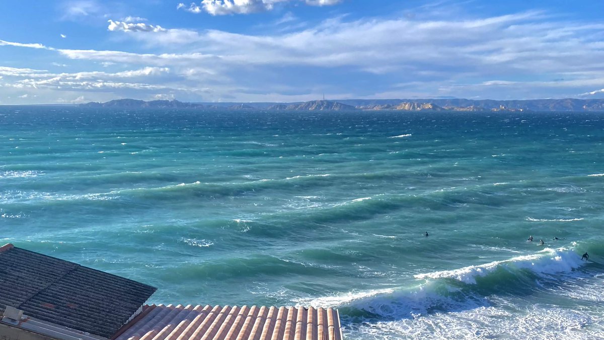 FaisonsParler's tweet image. Imagine ne pas être à #Marseille en ce moment alors que l’eau ressemble à ça :