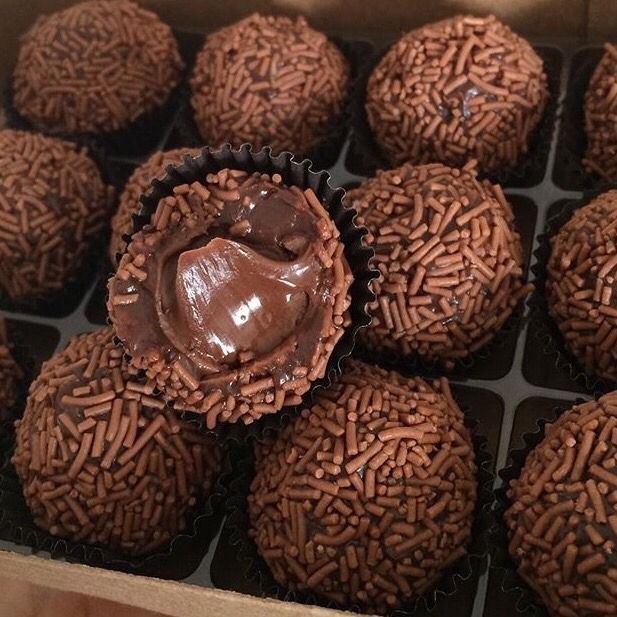 CalangoOfensas_'s tweet photo. Vamos confundir os gringos com coisas do Brasil! Quem aí curte um brisadeiro de chocolate? 😂 https://t.co/uPKELMkVxa