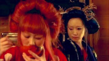 Korku türünün gizli hazineleri: Masters of Horror dizisinin Takashi Miike imzalı Imprint bölümü. John Carpenter’ın Cigarette Burns bölümüne de yer vereceğim ama önce Imprint. Huzursuz bir o kadar da rahatsız edici, sınırları zorlayan ve kolay kolay akıldan çıkmayan bir bölüm.