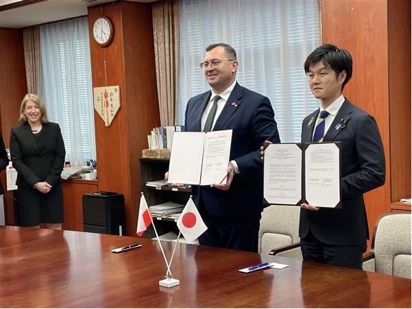 AmbasadorJP's tweet photo. During PM Tusk’s visit, Memorandum of Cooperation in the field of Agriculture was signed between the Ministers in Tokyo today. Both welcomed progress on beef and poultry trade🐂🐓 We are deepening agricultural cooperation🤝 https://t.co/8NA0VW7pOw