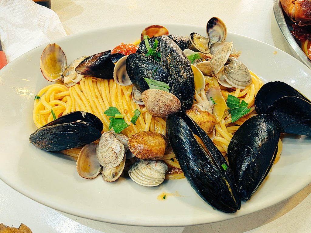 AJFleet_Co's tweet image. 41 miles walked, amazing food and beautiful, happy people. What a place, what a city 🇮🇹🇮🇹 #Naples #Napoli