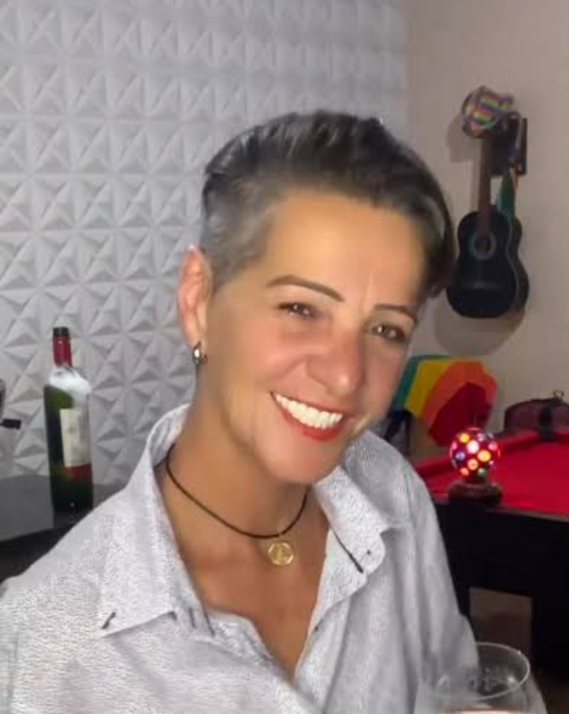 atchuzi's tweet photo. @thepainwilldie É que ela parece essa tia qnd era mais nova https://t.co/8IkVrg30IO