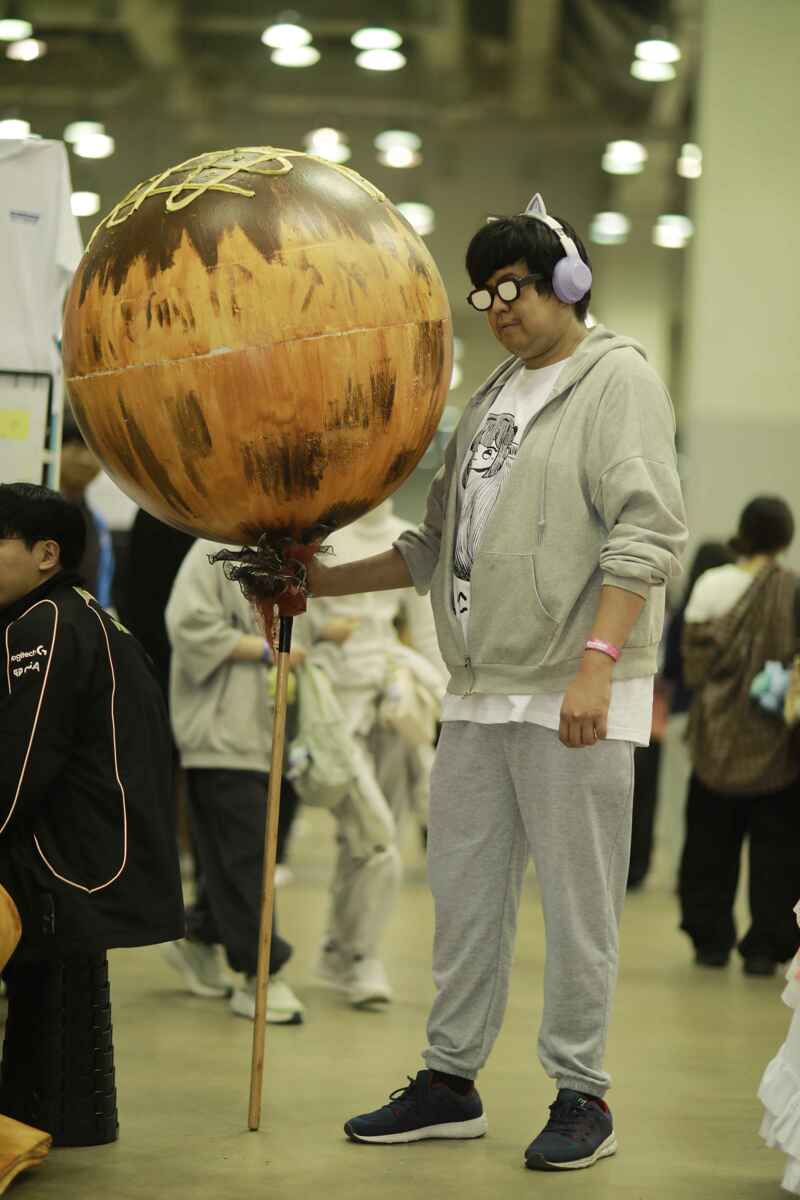 Reframe848's tweet photo. Lost Ark KR 7th Anniversary Skin. He Posting this goofy cosplay because of his wife... having a major reality check right now.

ロストアーク7周年アバター
奥さんにコミュニティへの写真アップロードを急かされて投稿したため、彼は自己嫌悪に陥っているとのことだ
https://t.co/vL6IwuTSXs https://t.co/xaFbJwePdV