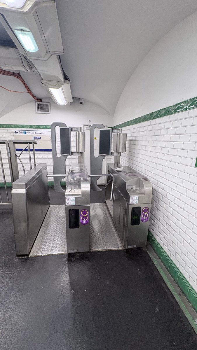 Bonjour <a href="/Ligne13_RATP/">Ligne 13</a> 
Depuis plusieurs semaines le « capteur Navigo » du portique de GAUCHE à la station Porte de Clichy ne fonctionne plus (voir photo en pj.)
Pouvez-vous me confirmer que vous en avez bien connaissance ?
Pouvez-vous m’indiquer la date d’intervention ?

Merci