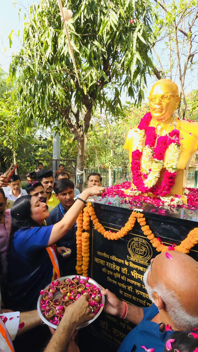 BansuriSwaraj's tweet photo. आज पटेल नगर रेलवे स्टेशन के समीप स्थित डॉ. बी.आर.अंबेडकर पार्क में भारत रत्न बाबा साहेब डॉ. भीमराव अंबेडकर जी की जयंती के पावन अवसर पर उनकी भव्य प्रतिमा का अनावरण करने का सौभाग्य प्राप्त हुआ।

बाबा साहेब की यह प्रतिमा उस विचारधारा का जीवंत प्रतीक है जिसने भारत को संविधान, समानता और अधिकारों की नई दिशा दी। यह स्थल आने वाली पीढ़ियों के लिए प्रेरणा का केंद्र बनेगा जहाँ से वे उनके जीवन और संघर्ष से सीख लेकर आगे बढ़ेंगी।

हमारा सतत प्रयास है कि बाबा साहेब के विचार समाज के प्रत्येक वर्ग तक पहुँचें और अवसर, सम्मान व न्याय के रूप में धरातल पर साकार हों। इस अवसर पर करोल बाग ज़िला अध्यक्ष श्री वीरेंद्र बब्बर जी एकी उपस्थिति रही।

@BJP4India @BJP4Delhi 

#AmbedkarJayanti