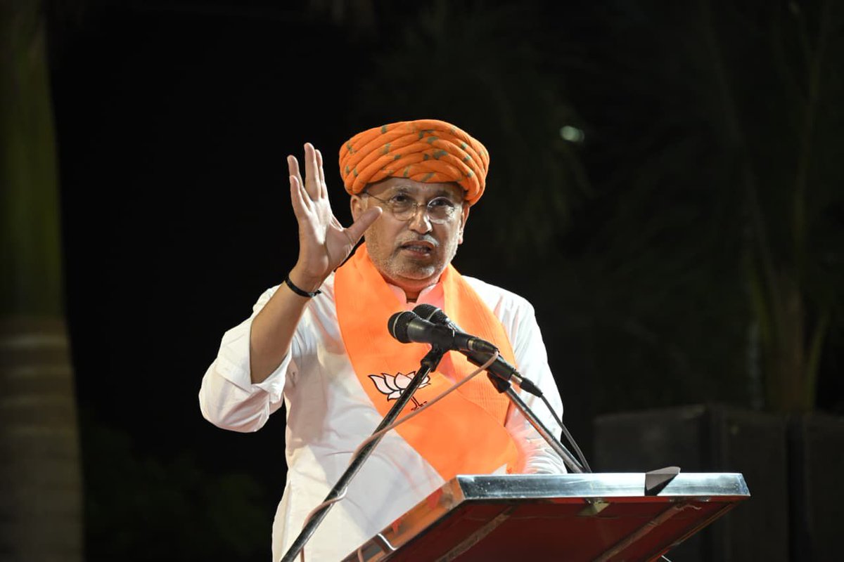 જામનગરની ધરતી પરથી ગુંજ્યો વિજયનો નાદ! 

જામનગર જિલ્લાની 'વિજય સંકલ્પ સભા'માં મળેલું આ અભૂતપૂર્વ જનસમર્થન અને જનઆશીર્વાદ સ્પષ્ટ સંકેત આપી રહ્યા છે કે ગુજરાતના ખૂણે-ખૂણે ફરી એકવાર પ્રચંડ બહુમતી સાથે કમળ ખીલવાનું નક્કી છે.