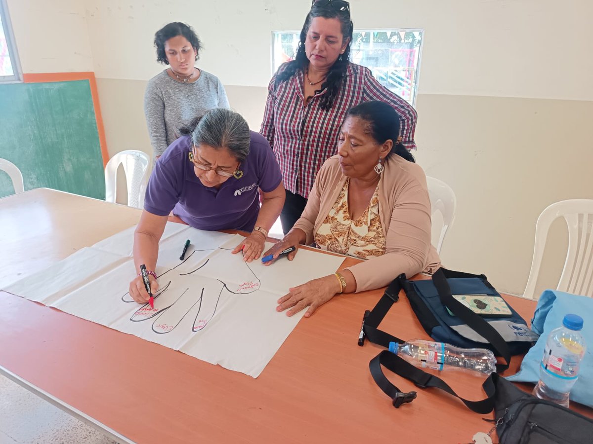 ZumarGye's tweet photo. ZUMAR organizó el sexto encuentro de familias del programa Miles de Manos, en el cual se brindaron orientaciones para aprender a resolver los problemas en familia. 
La Alcaldía crea ambientes que fortalecen la convivencia de la comunidad.
#AsíSeHaceGuayaquil
#CiudadDeTodos https://t.co/Aztam4Y0yp