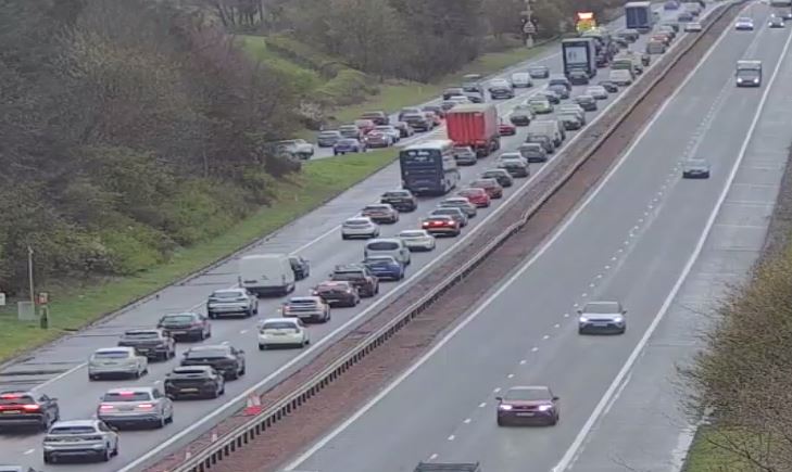 trafficscotland's tweet image. NEW❗️⌚️17:34
🗺️#M8 Jct 3A

⚠️The #M8 is currently restricted westbound at Jct 3A following an earlier road traffic collision

⏱️Traffic is slow in the area with delays approx. 15 minutes currently

🚗Extra travel time is advised

📣Updates to follow

@SETrunkRoads