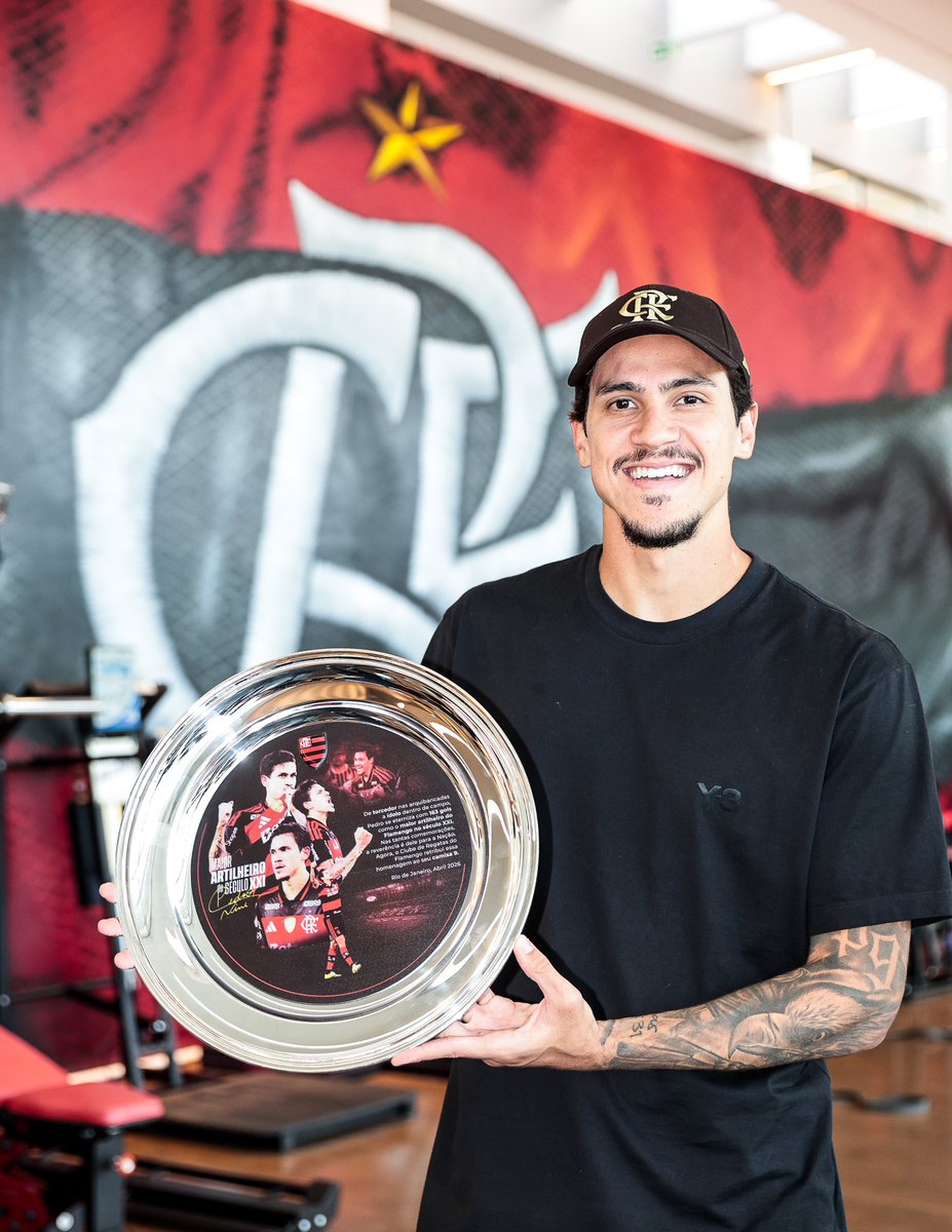 “De torcedor nas arquibancadas a ídolo dentro de campo”

Maior artilheiro do Flamengo no século.