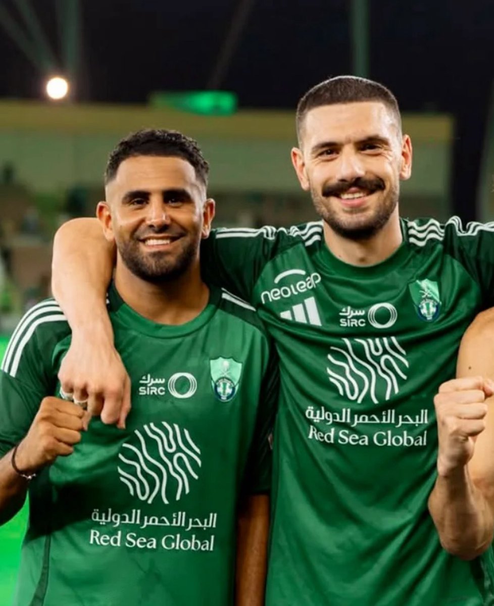 farisofficial3's tweet photo. يوم وراء يوم يزيد إيماني انه الأهلي النادي الوحيد
الخالي من مصطلح رجالات للأسف من بعد الرمز ..

دايم نسمع كلمة رجالات النادي
لكن الواقع انه رجالاته الفعليين هم لاعبينه ومدربه
وبعض جماهيره اللي ما يقصرون ويوقفون مع الجمهور

لكن وقت الإحتياج الفعلي؟ ما شفنا أحد من اللي سنويًا
يدفعون مئات الألوف ولا الملايين على كرسي الرئاسة
يدعمون الجمهور بتذاكر بأهم مرحلة ..