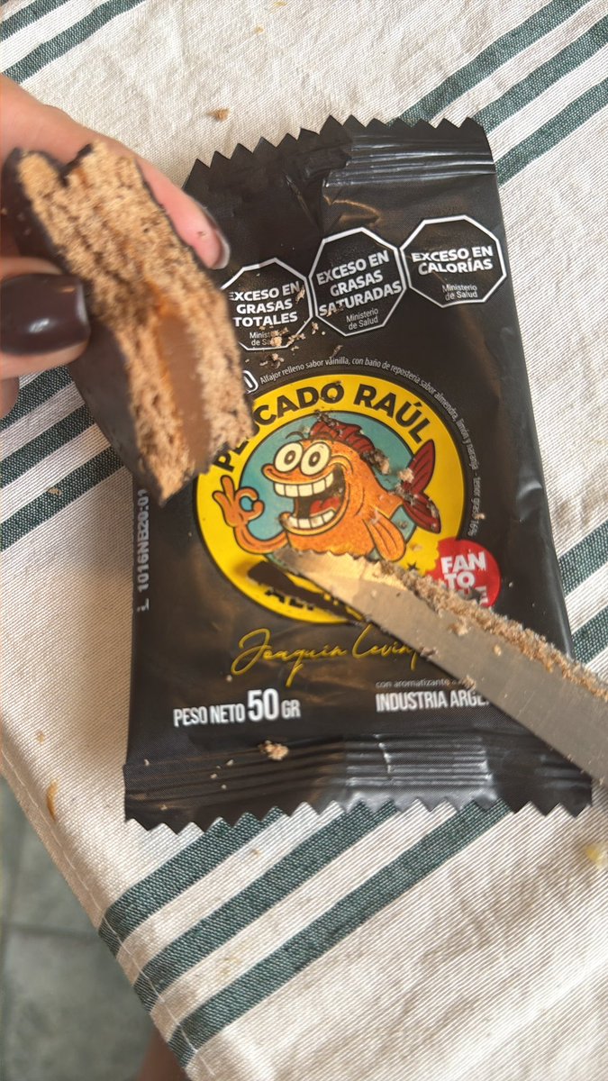 iributg's tweet photo. @Fantoche_ar porque me pones en el paquete que es un alfajor con un montón de sabores que no tiene! 
Dice de vainilla con baño de almendras limón y naranja 😔
Mi error fue confiar https://t.co/34PGZ2Wnjk