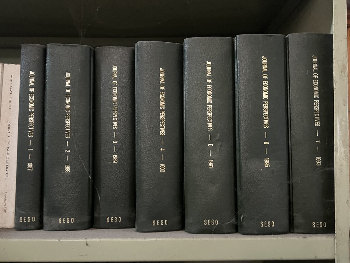 IsharaMusimwa's tweet image. Kinshasa détient beaucoup d'archives qui ne sont pas assez exploitées. 
Dans une salle d'archive à Kin, j'étais surpris de tomber sur ces anciens volumes de grandes revues en économie : #AER (1972–1997), #JPE (1979–1983), #JEP (1987-1995), #JEL … 
Un vrai trésor.