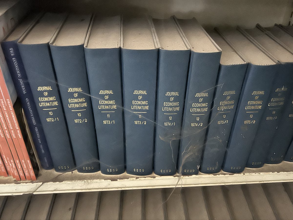 IsharaMusimwa's tweet image. Kinshasa détient beaucoup d'archives qui ne sont pas assez exploitées. 
Dans une salle d'archive à Kin, j'étais surpris de tomber sur ces anciens volumes de grandes revues en économie : #AER (1972–1997), #JPE (1979–1983), #JEP (1987-1995), #JEL … 
Un vrai trésor.