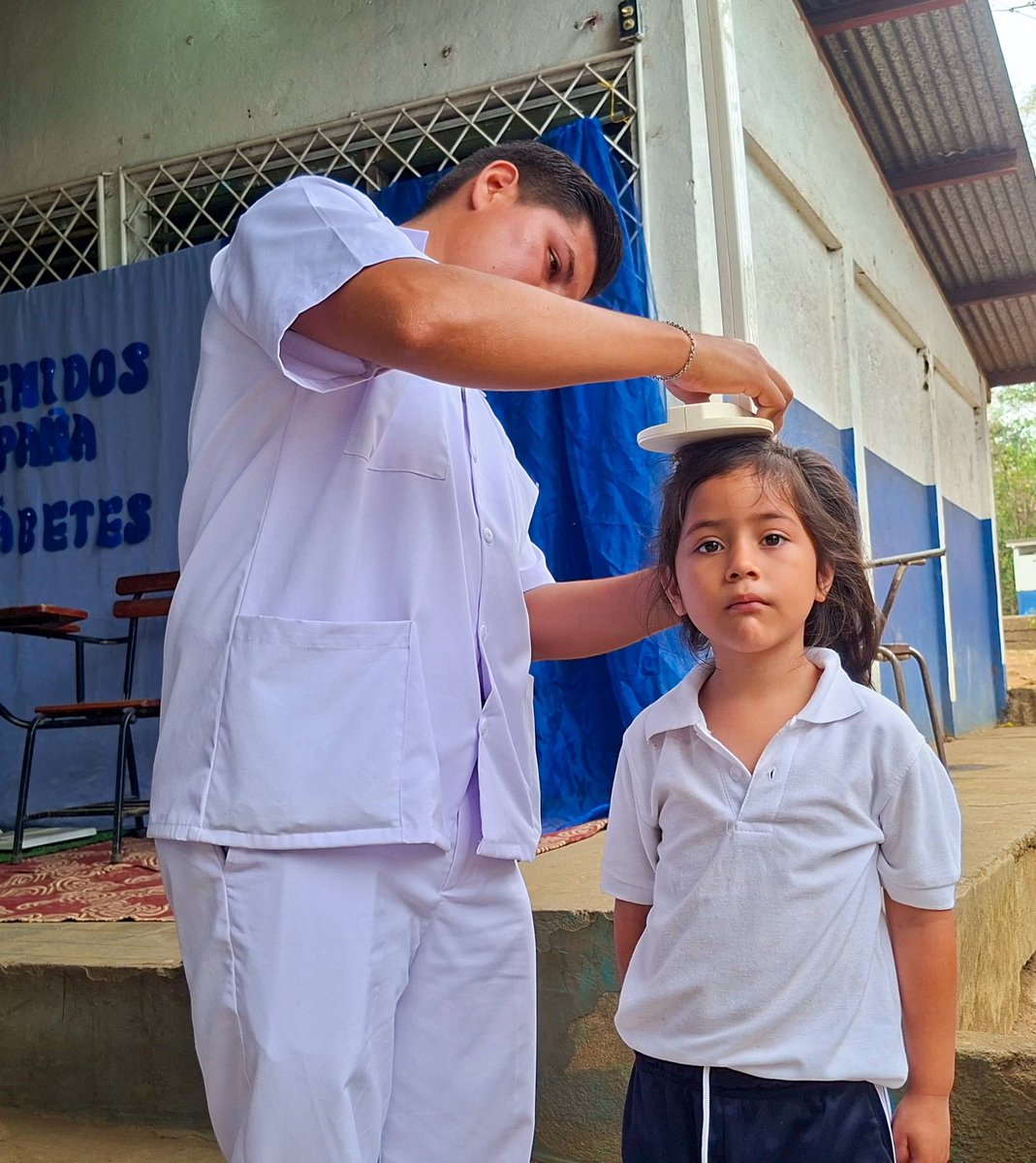 ¡La campaña #SinDiabetes llegó a Nindirí! 🏥✨
En el centro escolar Buena Vista, trabajadores de la salud realizaron pruebas de azúcar, control de peso y talla a estudiantes. El objetivo: detectar riesgos a tiempo y fomentar hábitos saludables desde la niñez. 🍎💪
