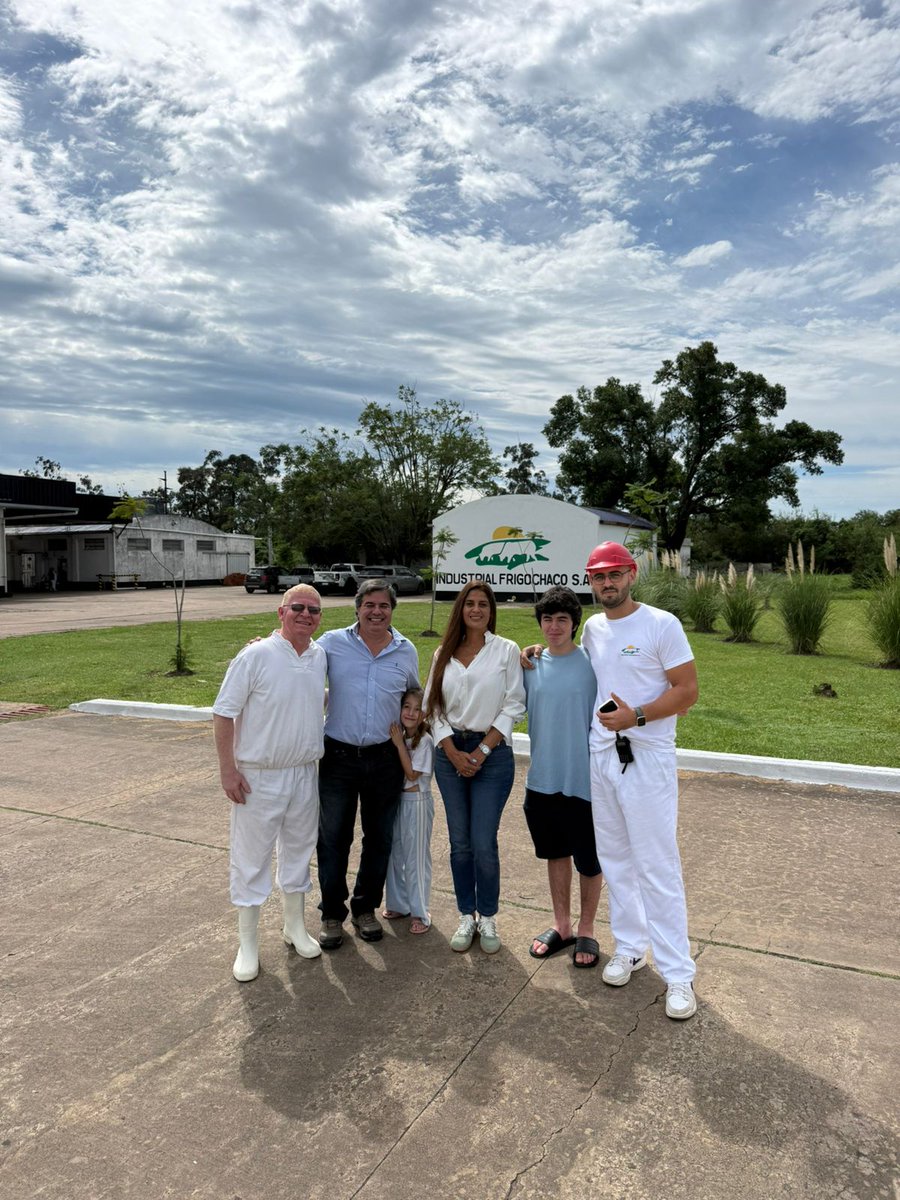 paolaferrariCL's tweet photo. Hoy tuvimos la grata visita del Sr Paolo Ricatti @barrani_com y su familia en Industrial Frigochaco SA. 

Nos comentó sus proyectos a futuro que propone beneficiar a mi amada provincia de Misiones.

Exitos Paolo https://t.co/8bb9boZLFX