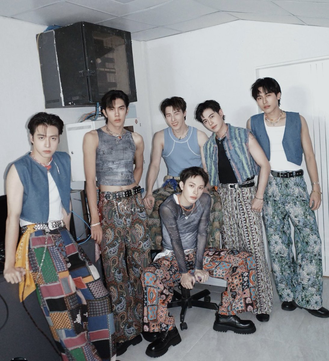 𝐬𝐢𝐭 𝐠𝐨 𝐳𝐚𝐫𝐚. tweet media