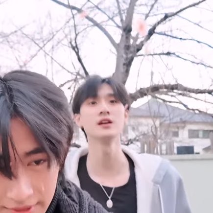 after30oct's tweet image. ถ้าสารวัตรภัทรหน้าตาแบบนี้ ผมกลัวผู้ร้ายจะยอมให้จับแต่โดยดี แต่แลกกับการได้หอมแจ้มคุณตำรวจสุดหล่อคนนี้จัง น่ารักไม่เผื่อแผ่ชีวิตแม่เลย 😭💖🫣

#tee_vtp
 #theduckest