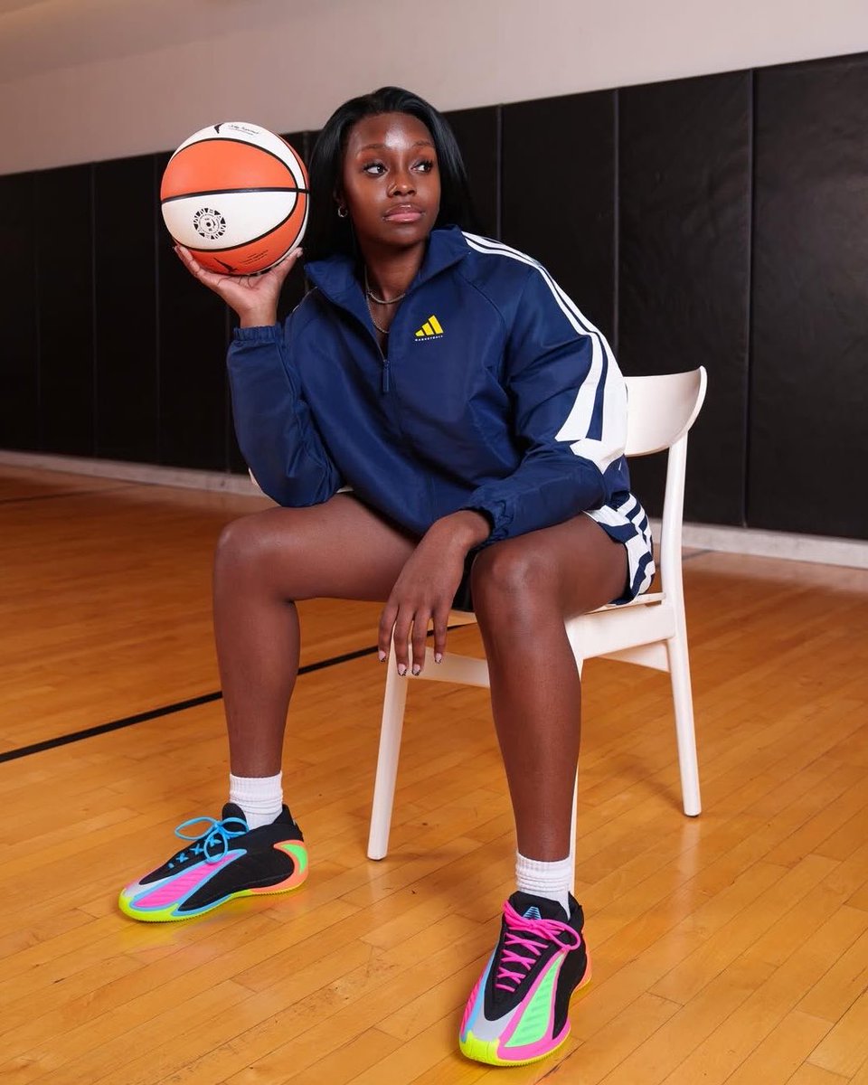 JustFreshKicks tweet media