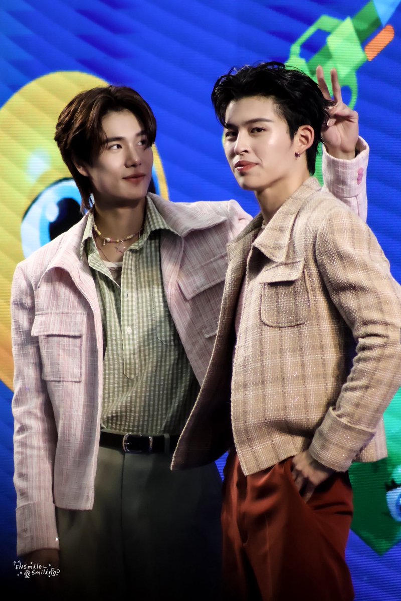 ENSmileSmiling's tweet image. ˚◡̈ 14042026˚♡

🐶🐱

POND PHUWIN AT SONGKRAN THE MALL BANGKAPI​

#TheMallSongkranxPondPhuwin 
#ppnaravit #phuwintang #ปอนด์ภูวินทร์  #PondPhuwin