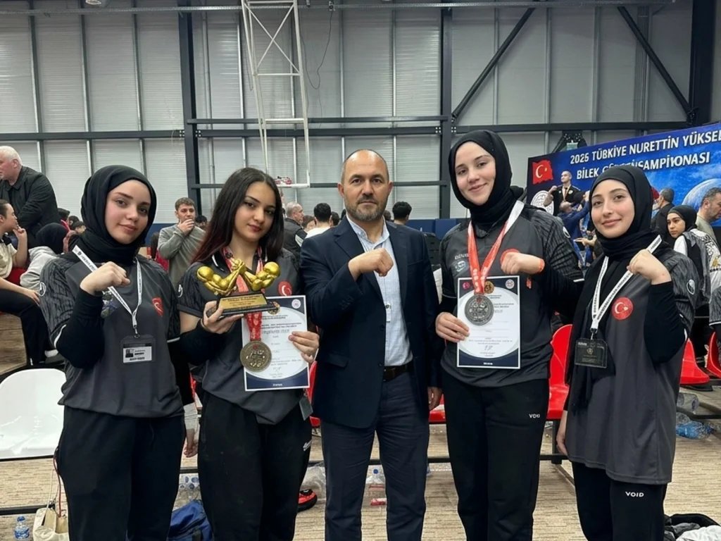 Şampiyon Ünye'den Çıktı: Avrupa ve Dünya Şampiyonası Biletini Kaptı unyebul.com/haber/sampiyon…

#siverek Kadıköy'de Ferhat #saldırı 16 Yaralı Ayasofya Camii'nde Gamze Özçelik #neyapalım Sadettin Saran #vipestonight AlinaBoz #PrensesAsporçaEvleniyor