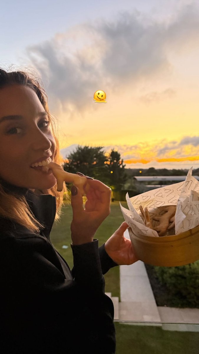 María Pedraza  tweet media