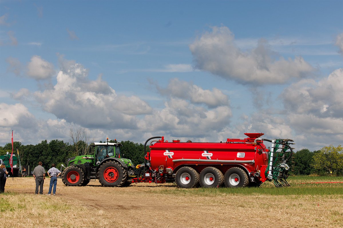 While farmers are prepping the fields this time of year, they're employing lots of innovative technology to make their work more practical and sustainable! From dragline hoses that bring natural fertilizer directly from storage to field, to pipe bridges that transport fertilizer