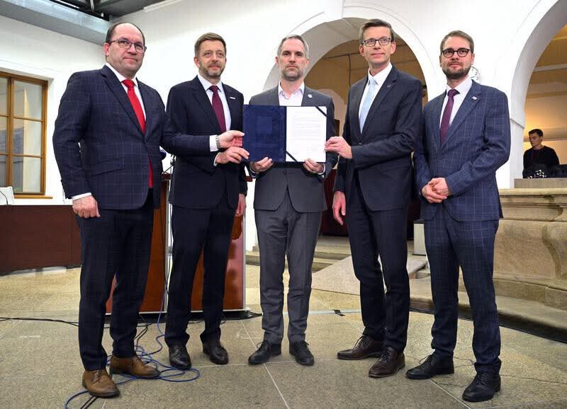 Enela96's tweet photo. Dobře opozice 👍

Top09
"Panu Klempířovi, Turkovi a spol. bych rád vzkázal jediné: destrukci ČT a ČRo po vzoru Fica a Orbána do 1. ledna 2027, jak jste si naplánovali, nestihnete. 

To, co od nás zažijete ve Sněmovně, tu ještě nebylo. Buďte si jistí."

ODS
"My to tak nenecháme. Budeme obstruovat, aby tento návrh nenabyl účinnost ani letos, ani za rok, ani za dva - prostě nikdy. Přidejte se k naší výzvě i vy ➡️ https://t.co/SzvvhZZYvk"

KDU-ČSL
"Zákon o likvidaci médií veřejné služby, který dnes koalice představila, za @kducsl důrazně odmítáme. Dát rozpočet ČRo a ČT jako součást státního rozpočtu neznamená nic jiného než snahu si média veřejné služby ochočit. A tomu musíme zabránit!"

STAN
"Kolik dostane ČT a Rozhlas? O tom mají podle Babišovy vlády napříště rozhodovat z roku na rok politici. Podle toho, jak budou média “hodná”. To je bezprecedentní útok na jeden z pilířů demokracie, na politicky nezávislá média! Tomuhle faulu na demokracii budeme bránit veškerými prostředky. Na účinnost od 1. 1. 2027 rovnou zapomeňte."