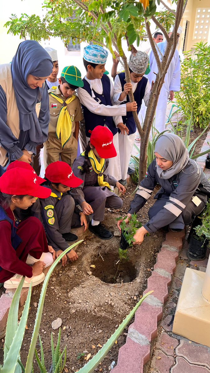 alrsook's tweet photo. مشاركة مميزة لفرقة الأشبال والزهرات وفريق الأمن والسلامة بمدرسة الرسوخ في حملة الاستزراع وغرس البذور ل 3 ملايين بذرة في وادي الجهاور، بالتعاون مع فريق البيئة بولاية السويق 🌱
جهود رائعة تعزز الوعي البيئي وروح العمل الجماعي، وتسهم في بناء جيلٍ واعٍ بأهمية الاستدامة والمحافظة على الطبيعة 
وتعزز  القيم البيئية وغرس حب الزراعة في نفوسهم …
 #فعاليات_تعليمية_شمال_الباطنة
#هيئة_البيئة_شمال_الباطنة 
#تعلم_مستدام