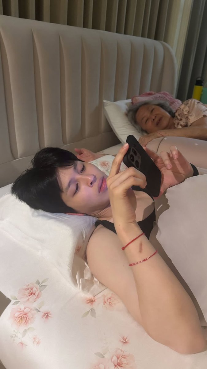 อย่าหาว่าเว่อ แต่ชั้นเห็นรูปนี้แล้วนั่งร้องไห้สะอึกสะอื้น ฮือออออออ รักปอนด์มาก ๆ ㅜㅜ เด็กดีของครอบครัว เจ้าคนโตมานเติบโตมาอย่างดีจริง ๆ แก้วตาดวงใจของแม่และอาม่า ตั้งแต่ที่บอกที่เดอะมอลล์ว่าอายุเยอะขึ้นแล้วไปเล่นสงกรานต์เลยหมดแรง ชั้นก็รู้ละว่าปอนด์กลับบ้านแน่