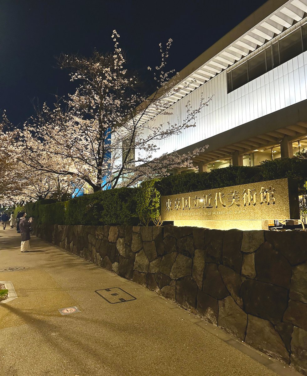 _ARTBROKER's tweet photo. 東京国立近代美術館、恒例の「春まつり」。

館内には、春をテーマにした作品が並び、佇むだけで華やいだ気分になります✨

外に出ると、皇居のお堀にはまだ桜が残っていて、夜風にやわらかく揺れている。

長引いた打ち合わせの帰りでしたが、春の余韻に包まれた、実に心地よい夜になりました…！ https://t.co/36W03lpk7L
