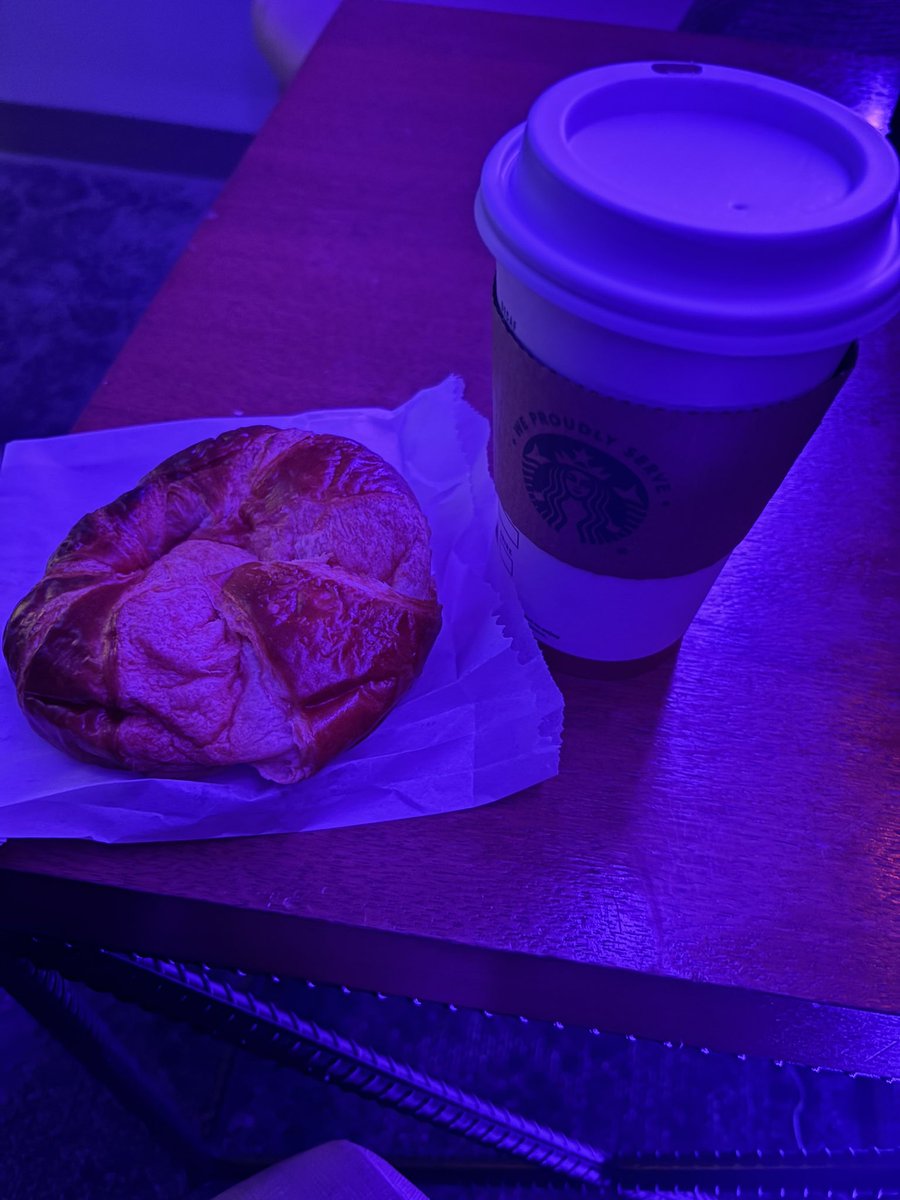 NJacquelin18's tweet photo. Empezamos Semana ✨
#martesdetentación #Starbuck #BrownSuggarShekenEspresso #Crossan https://t.co/R2MQ1R3FSE