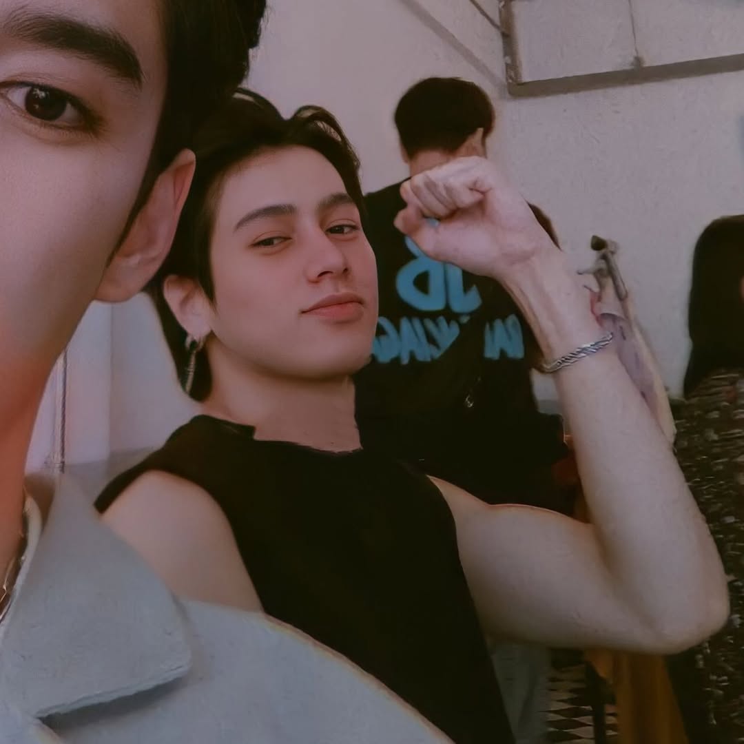 iyuda2378's tweet image. 세상의 모든 바람이 당신에게는 따뜻하게 불어오기를.
당신의 시간이 언제나 조금 더 편안하고 다정한 방향으로 흐르기를. 
스마트. 
지금도 거기 있어줘서 그대로 인해 빈틈없이 행복한 내가 나 보다 더한 행복이 드리워지기를 두손모아 기도해. 
'언제고 충분히 해낼 당신' 
이 말에 깊은 마음을